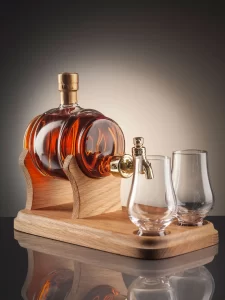 Glazen whiskyvat karaf met kraantje, eiken standaard en twee proefglazen