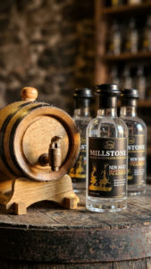 Rijpingsvat met drie flessen geturfde Millstone new make voor een molen