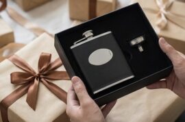 Zwarte leren heupfles met schenktrechter en cadeaudoos